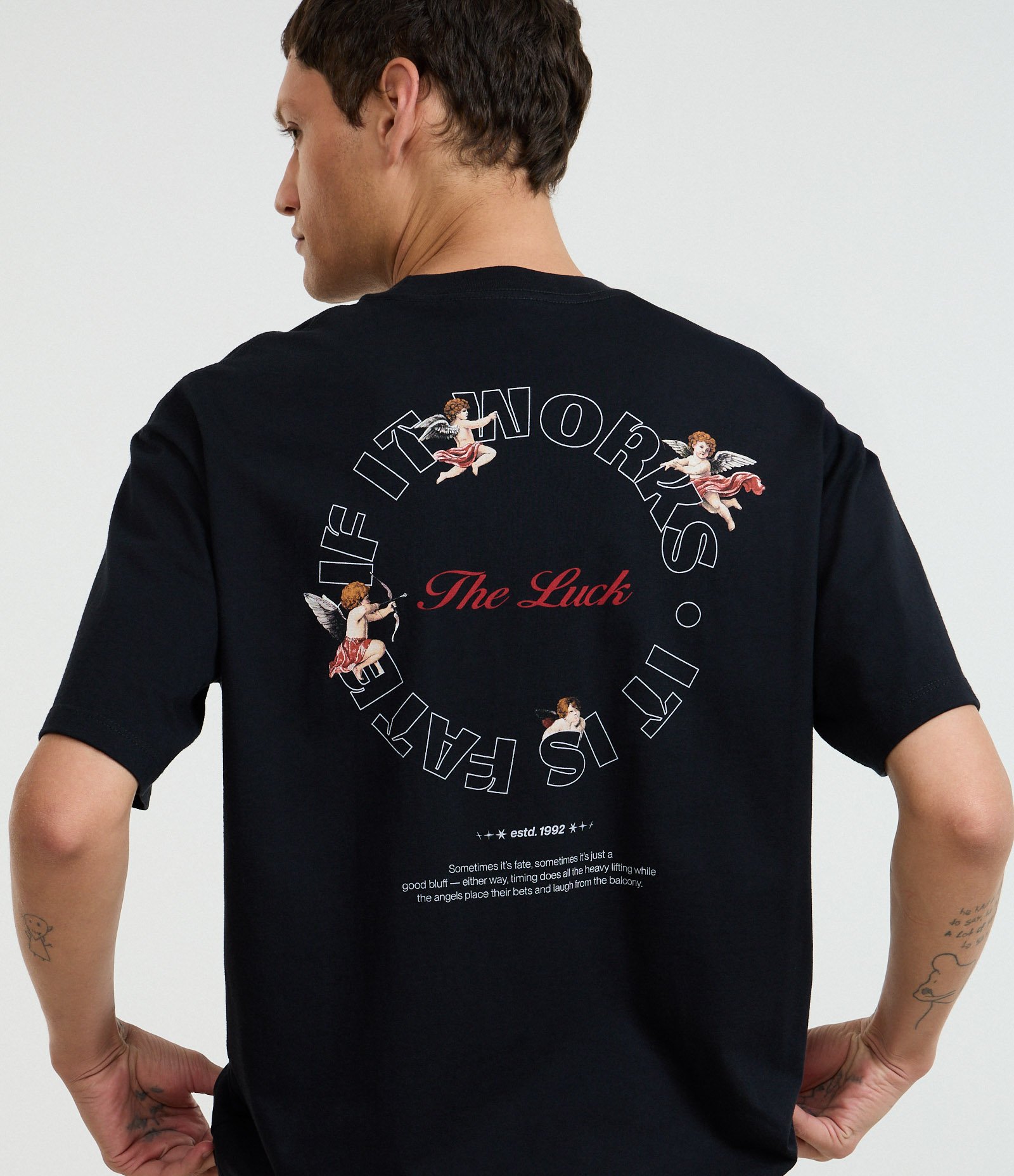 Camiseta Boxy em Algodão com Estampa de Anjos e Lettering The Luck Preto 3
