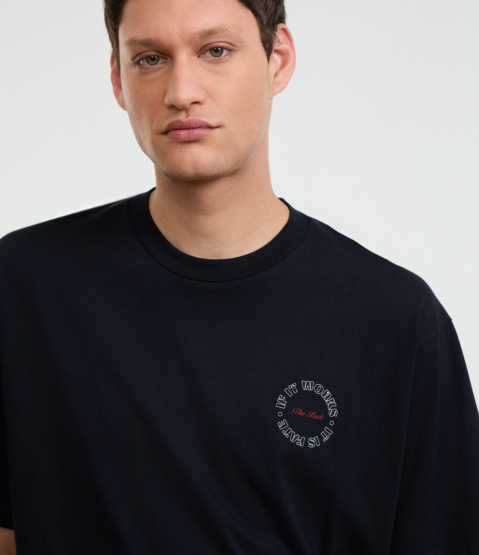 Camiseta Boxy em Algodão com Estampa de Anjos e Lettering The Luck Preto 4