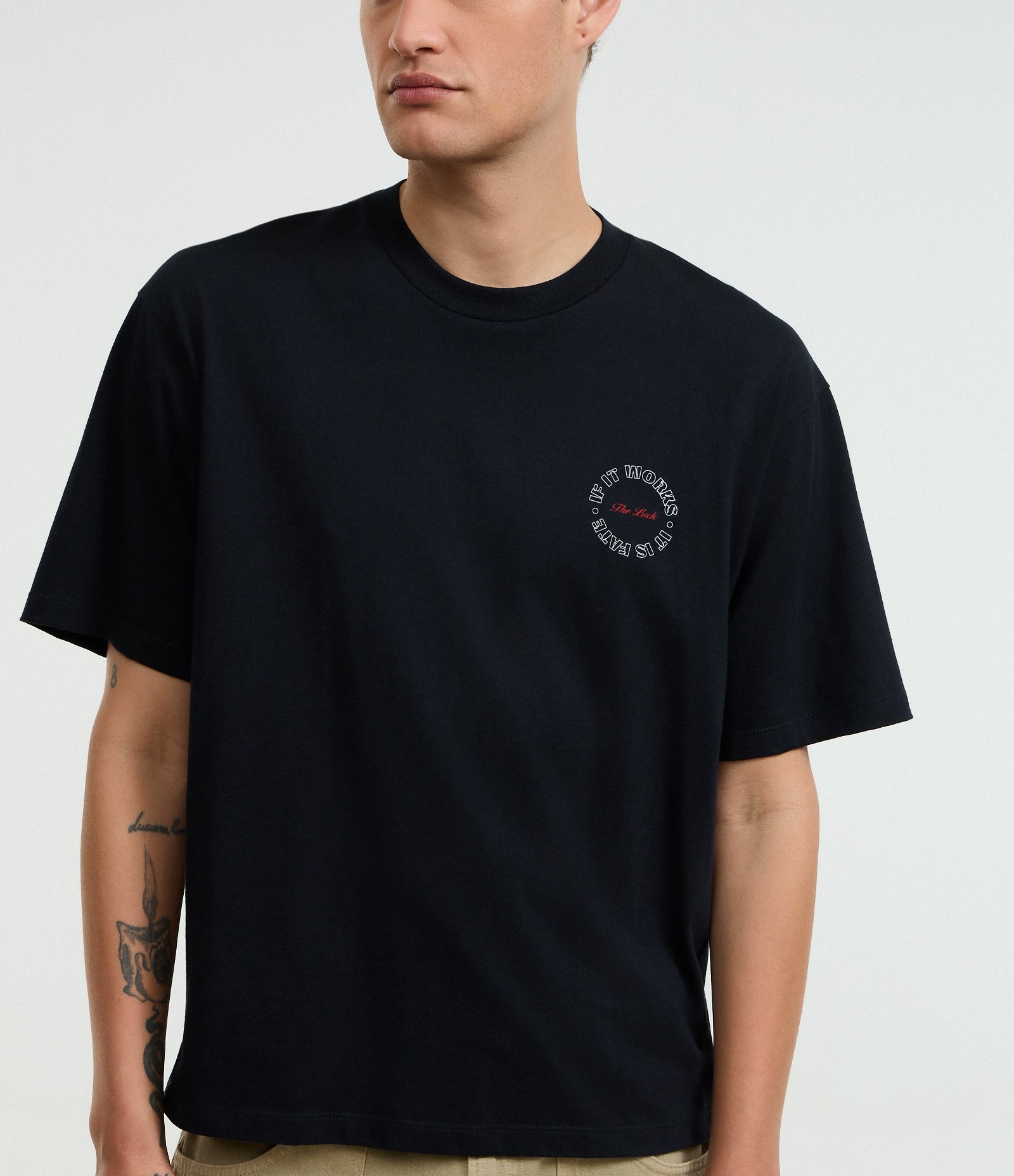 Camiseta Boxy em Algodão com Estampa de Anjos e Lettering The Luck Preto 5