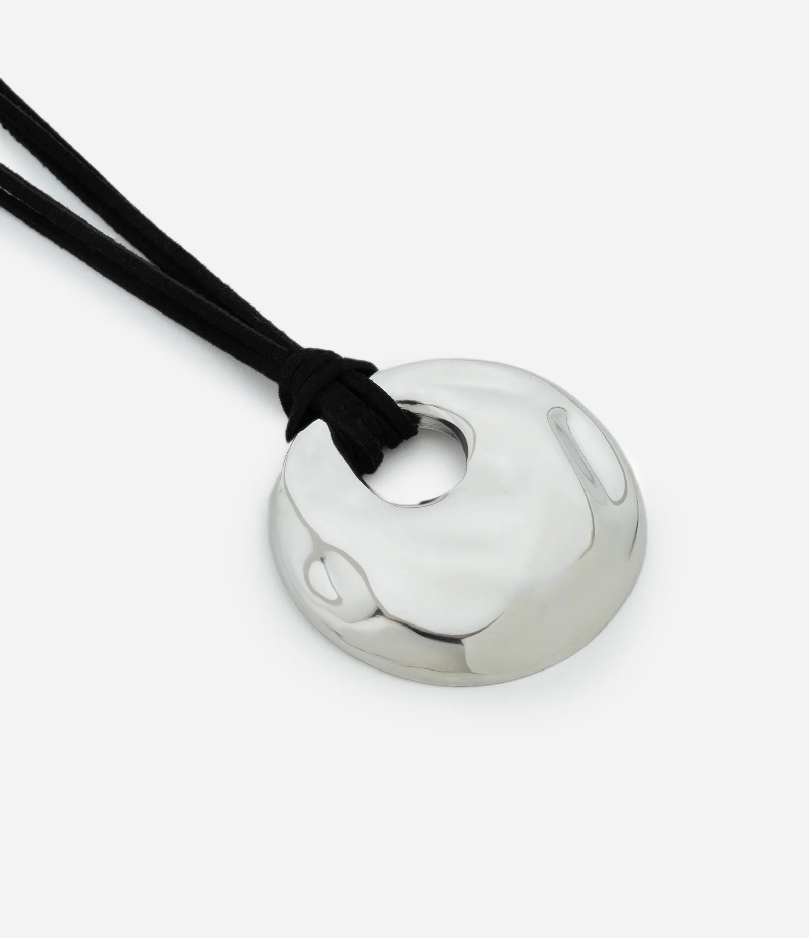 Colar Longo com Cordão Efeito Camurça e Medalha Orgânica Preto/Prata 1