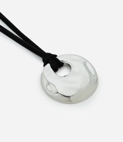 Colar Longo com Cordão Efeito Camurça e Medalha Orgânica