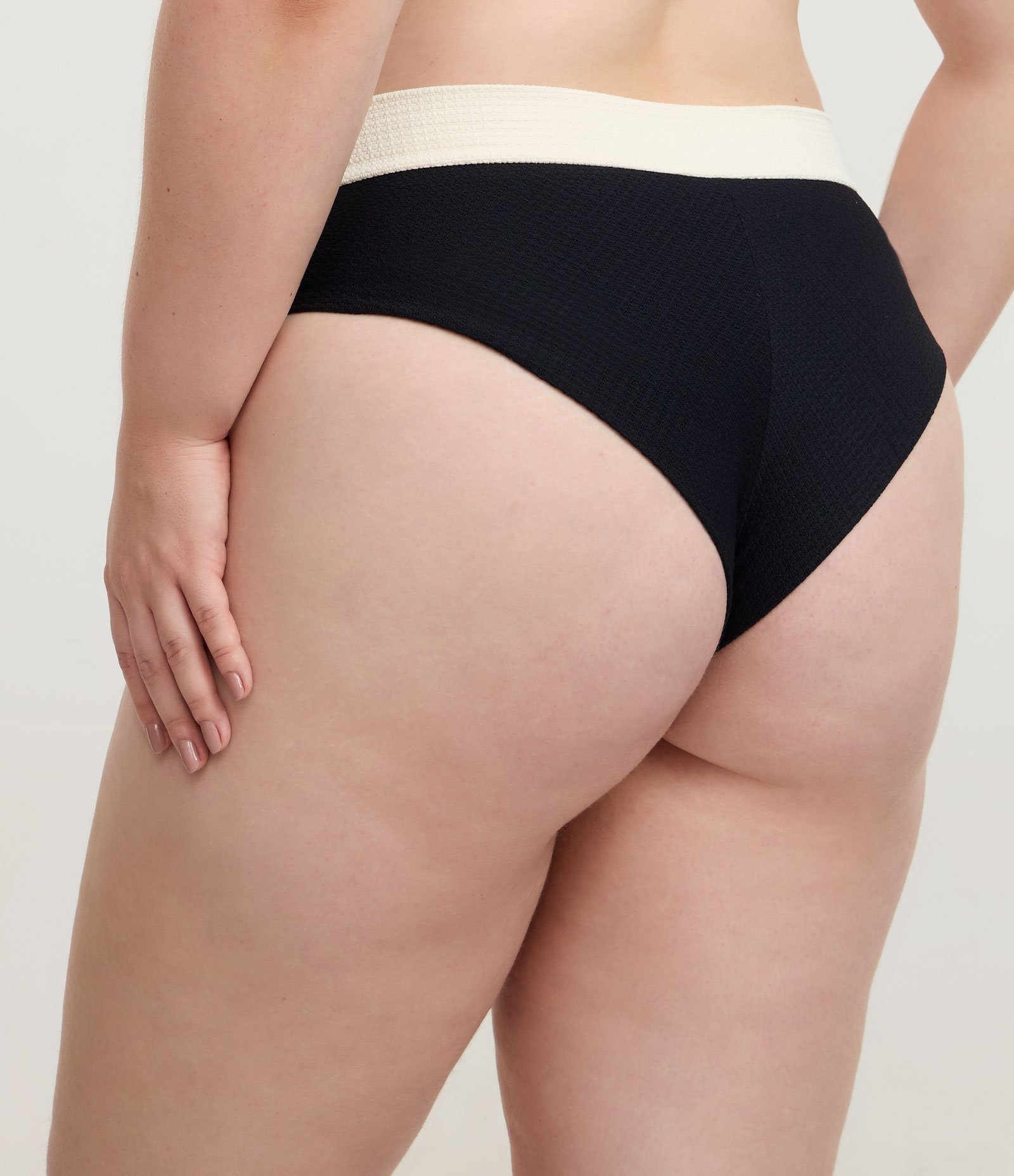 Biquíni Calcinha com Proteção UV e Faixa na Cintura Curve & Plus Size Preto 4