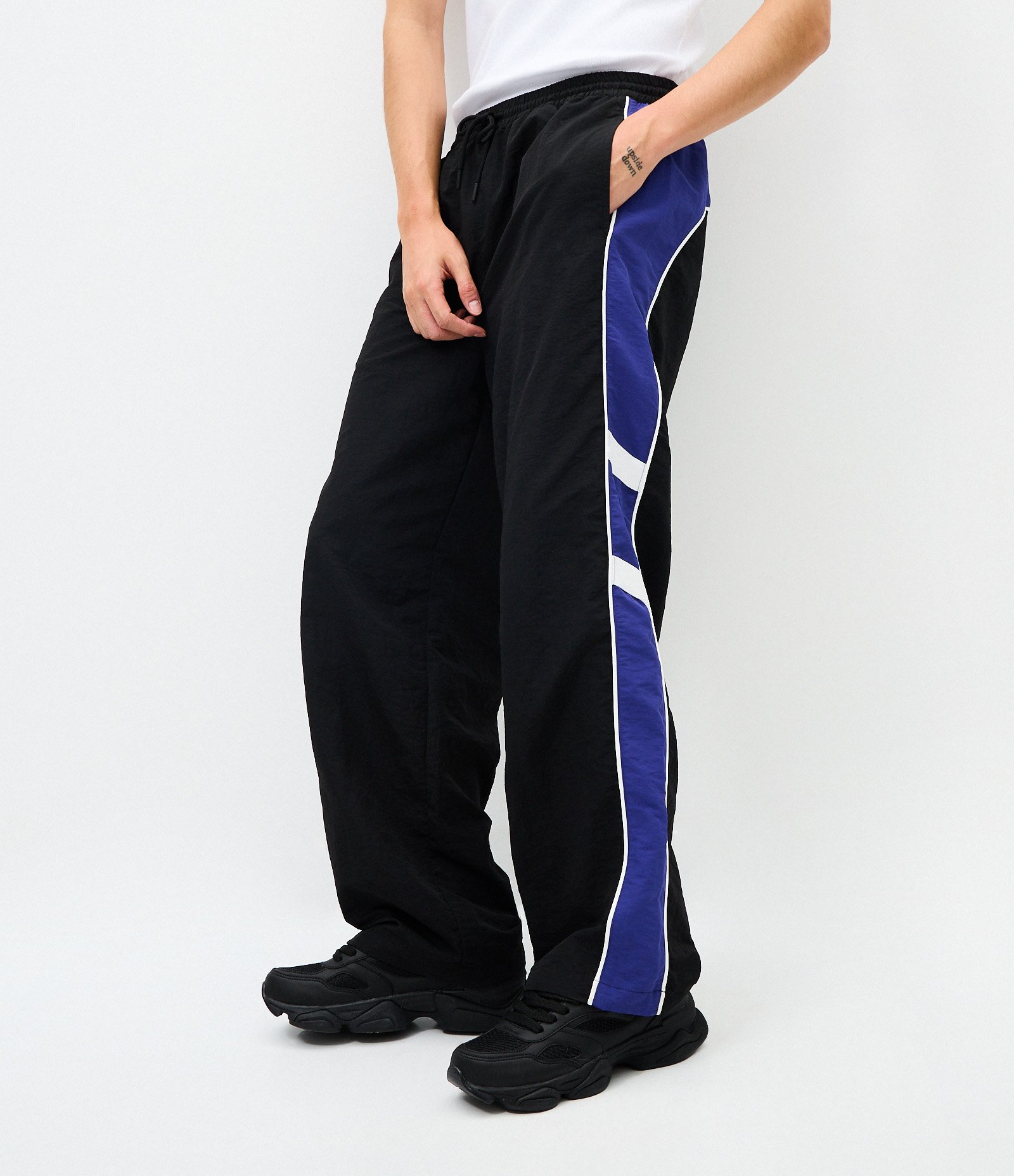 Calça Esportiva Microfibra com Painéis Laterais Preto 2