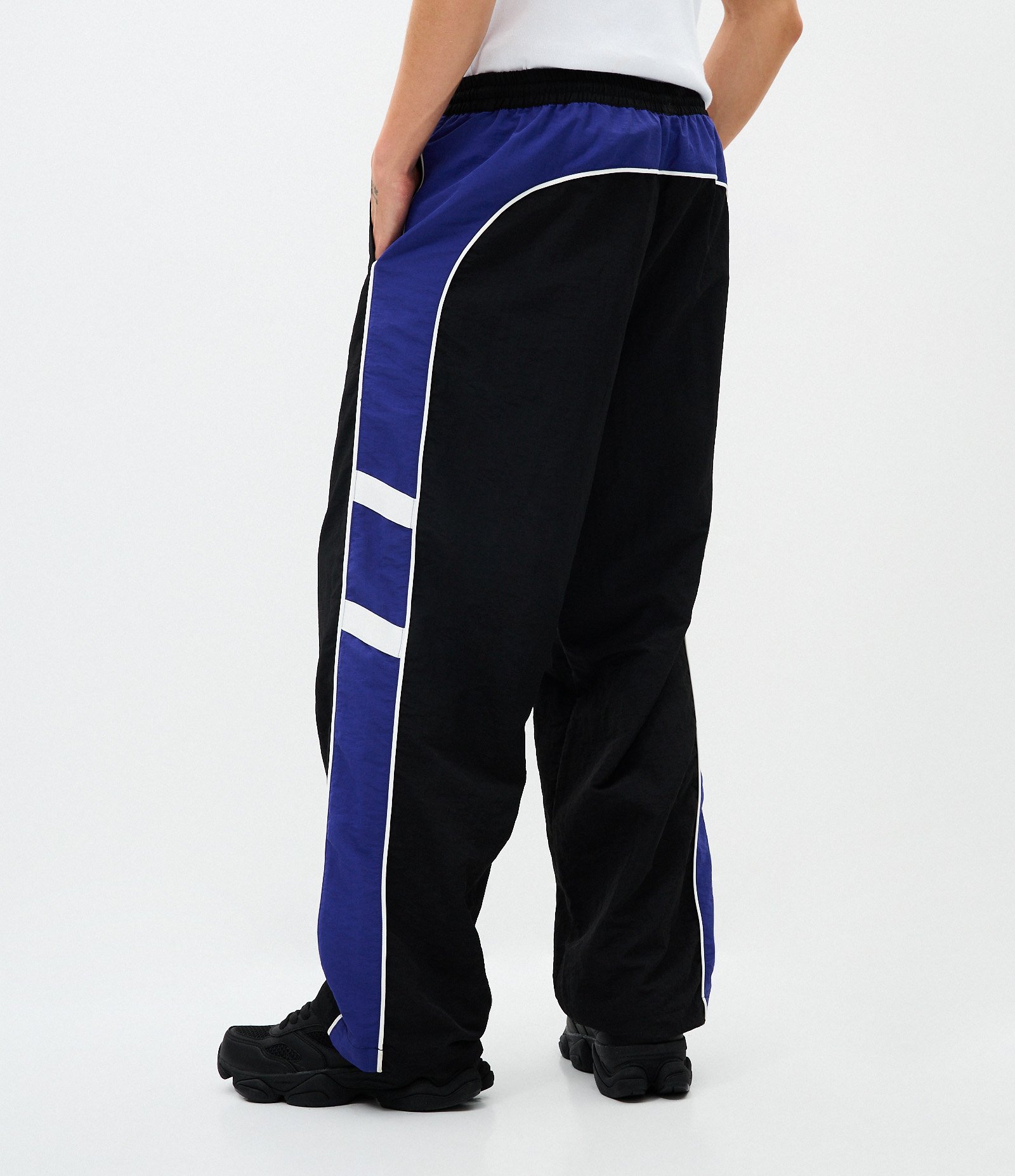 Calça Esportiva Microfibra com Painéis Laterais Preto 3