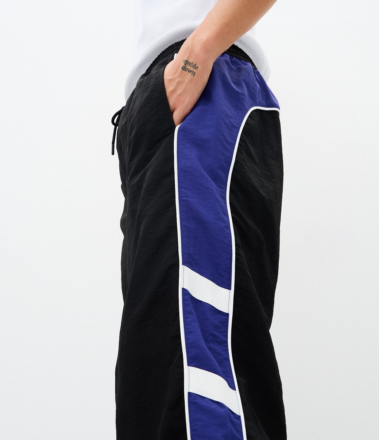 Calça Esportiva Microfibra com Painéis Laterais Preto 4