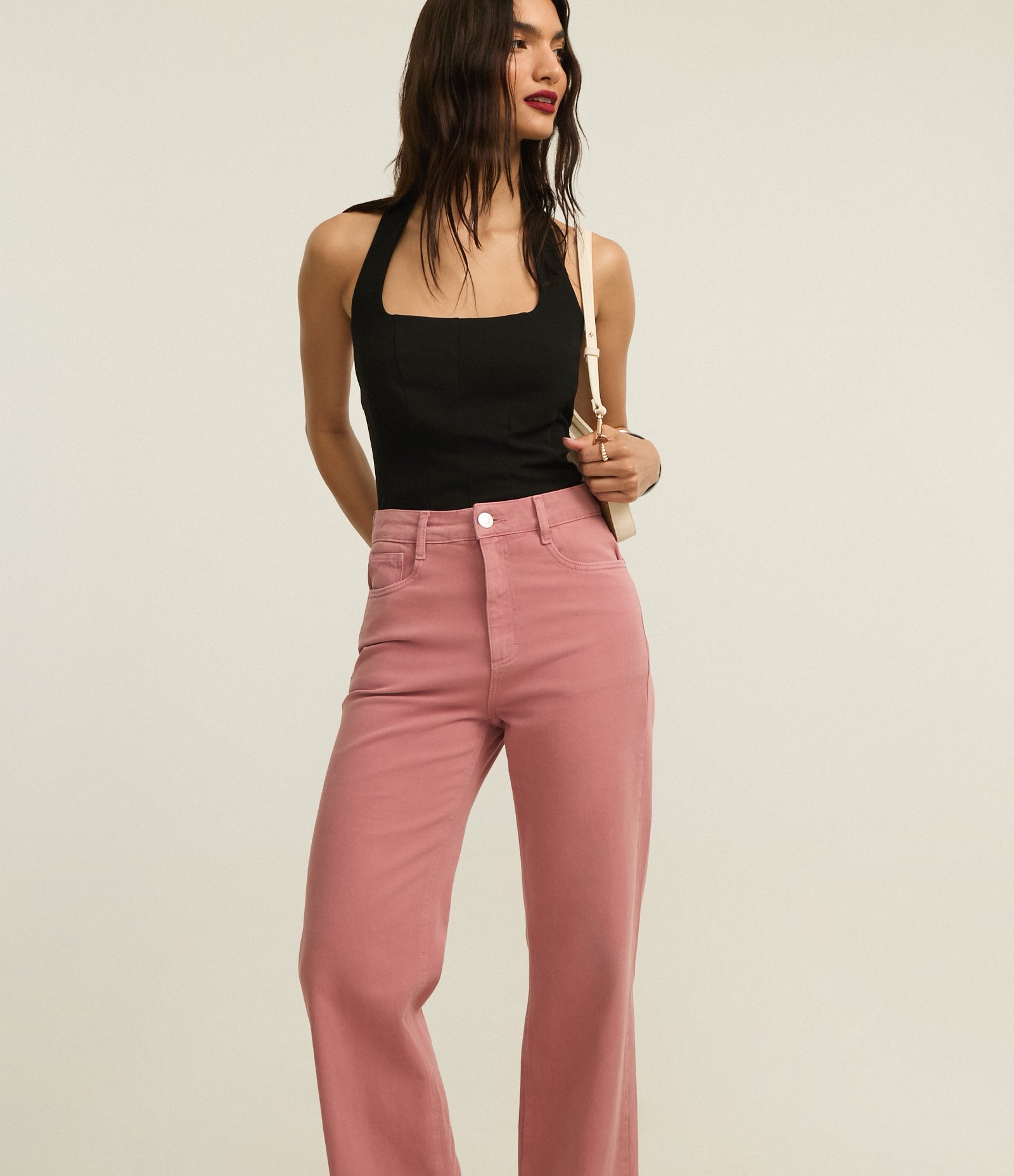 Calça Reta em Sarja com Barra Desfiada Rosa 2