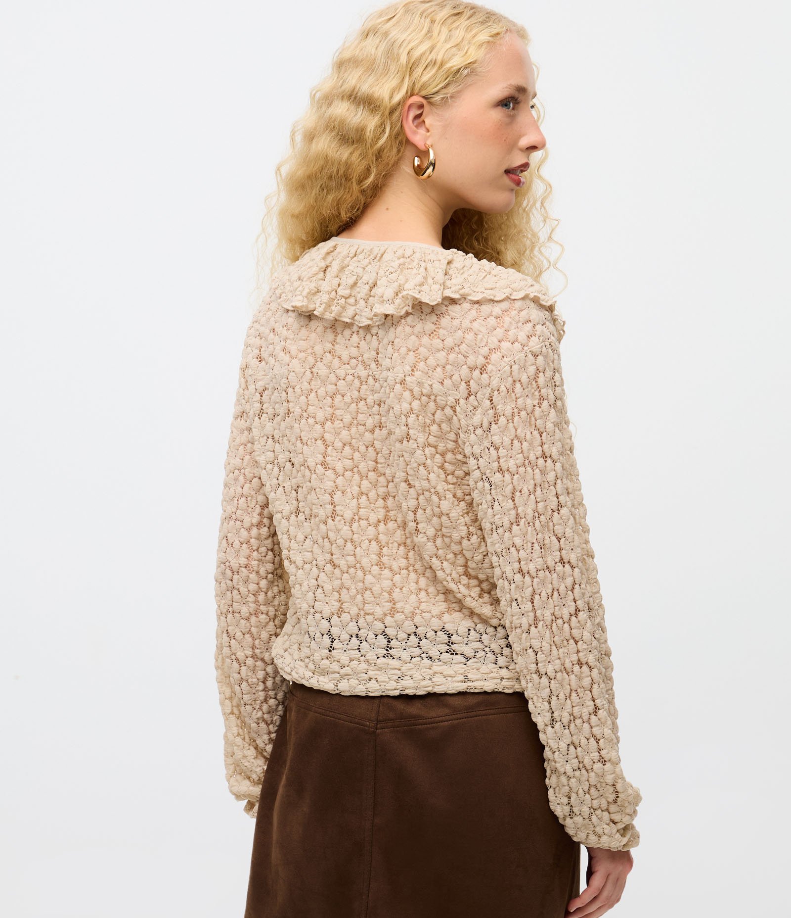 Blusa Bata em Renda Texturizada com Babados no Decote Bege Claro 4