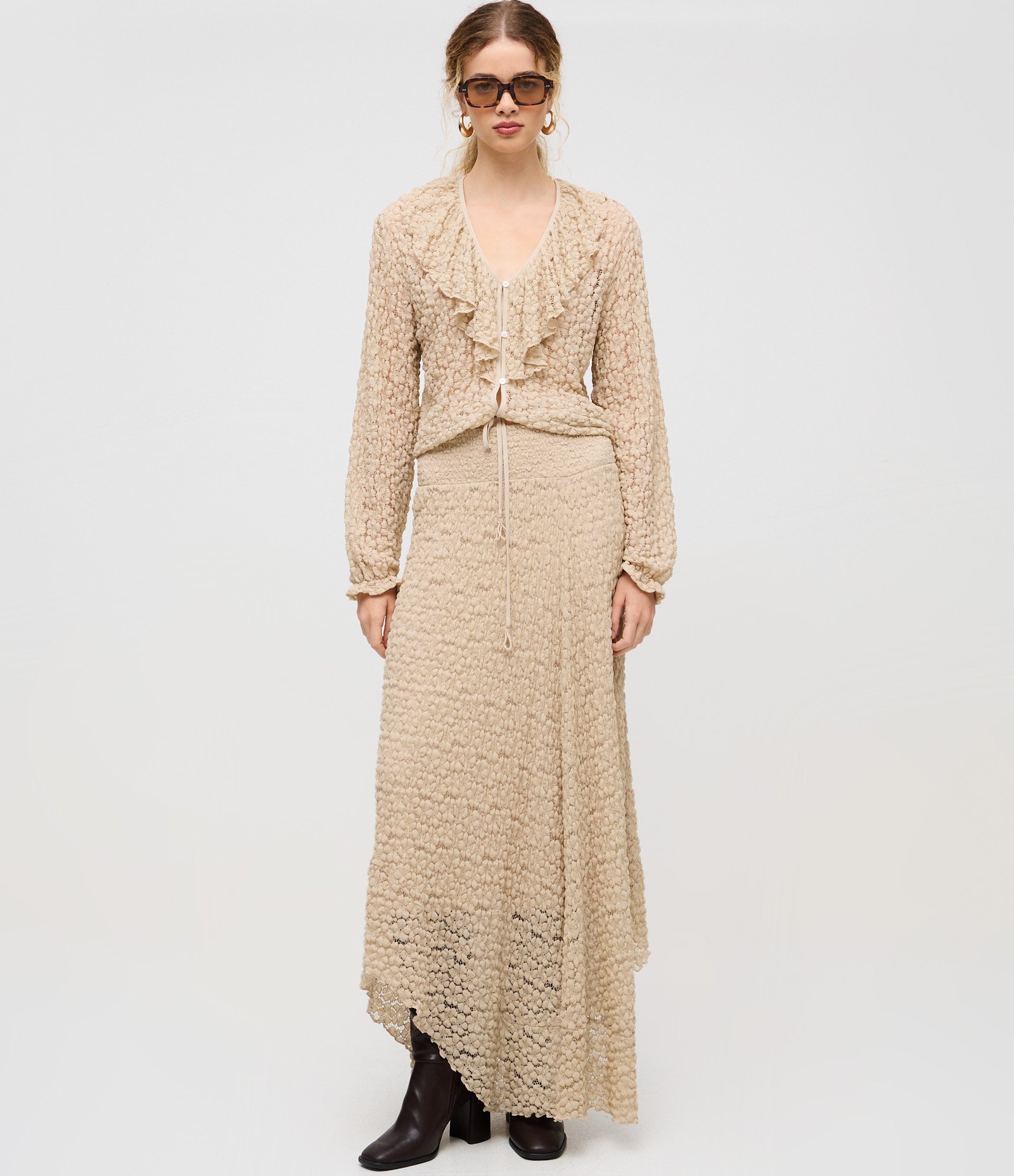 Blusa Bata em Renda Texturizada com Babados no Decote Bege Claro 6