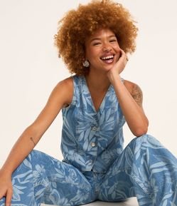 Colete em Jeans com Botões e Estampa Foral