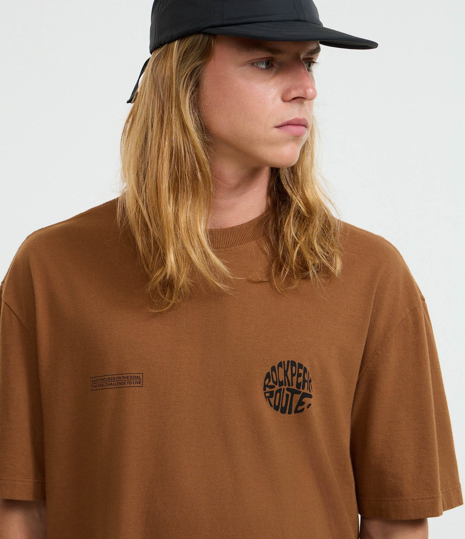 Camiseta Relaxed em Malhão com Estampa Lettering Marrom 4