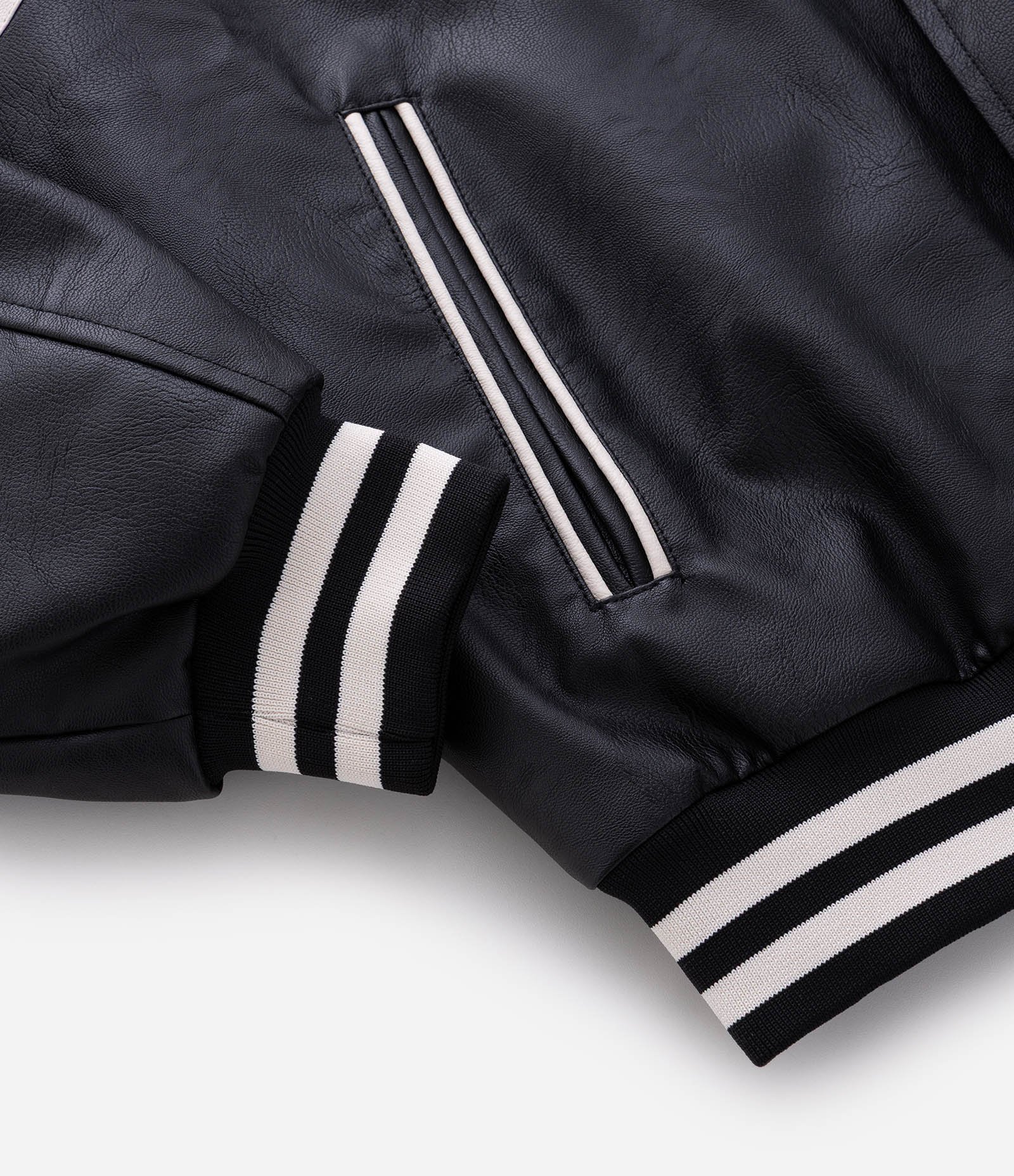 Jaqueta Bomber em PU com Recortes e Bordado na Frente e Costas Preto 9