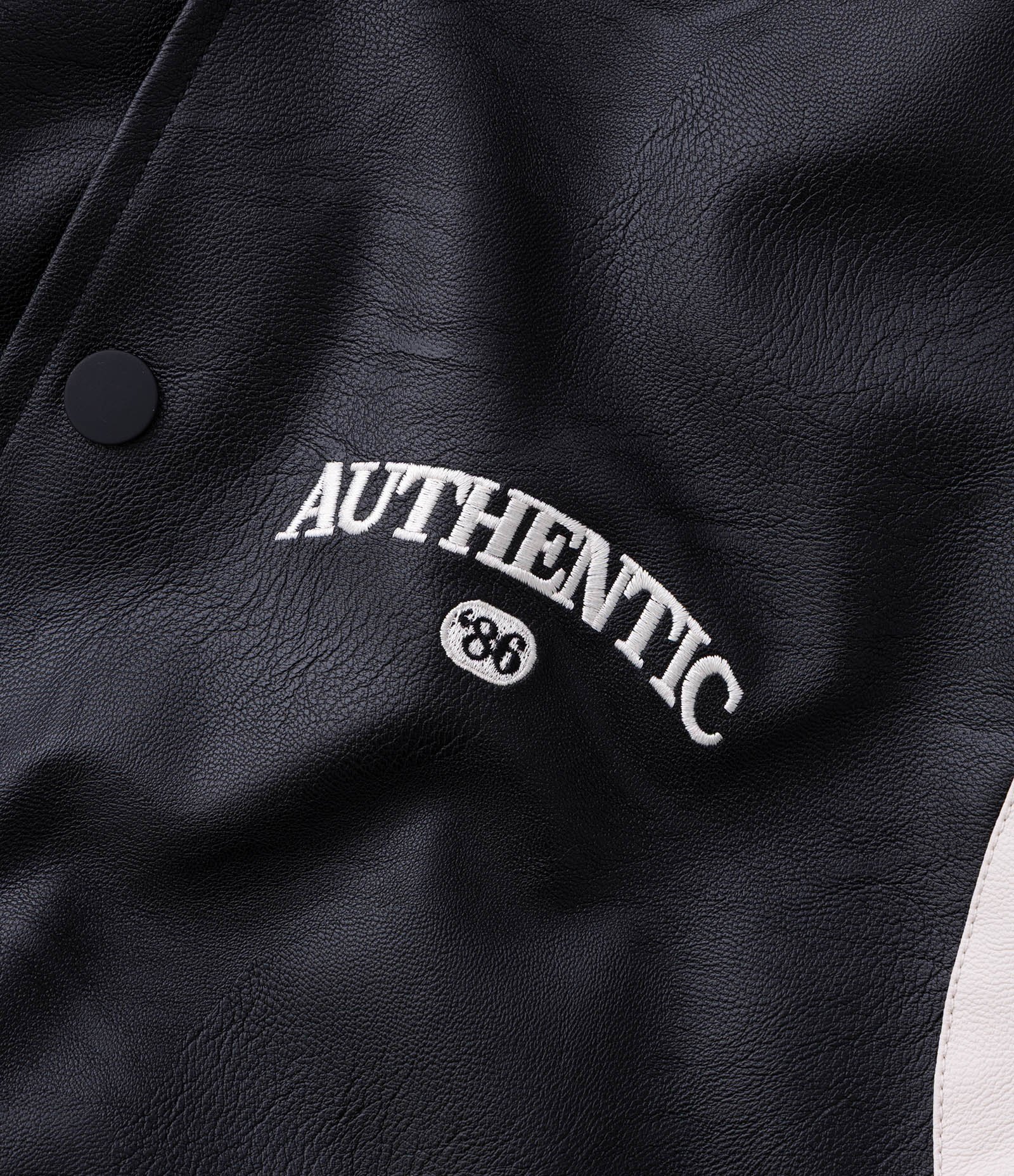 Jaqueta Bomber em PU com Recortes e Bordado na Frente e Costas Preto 10