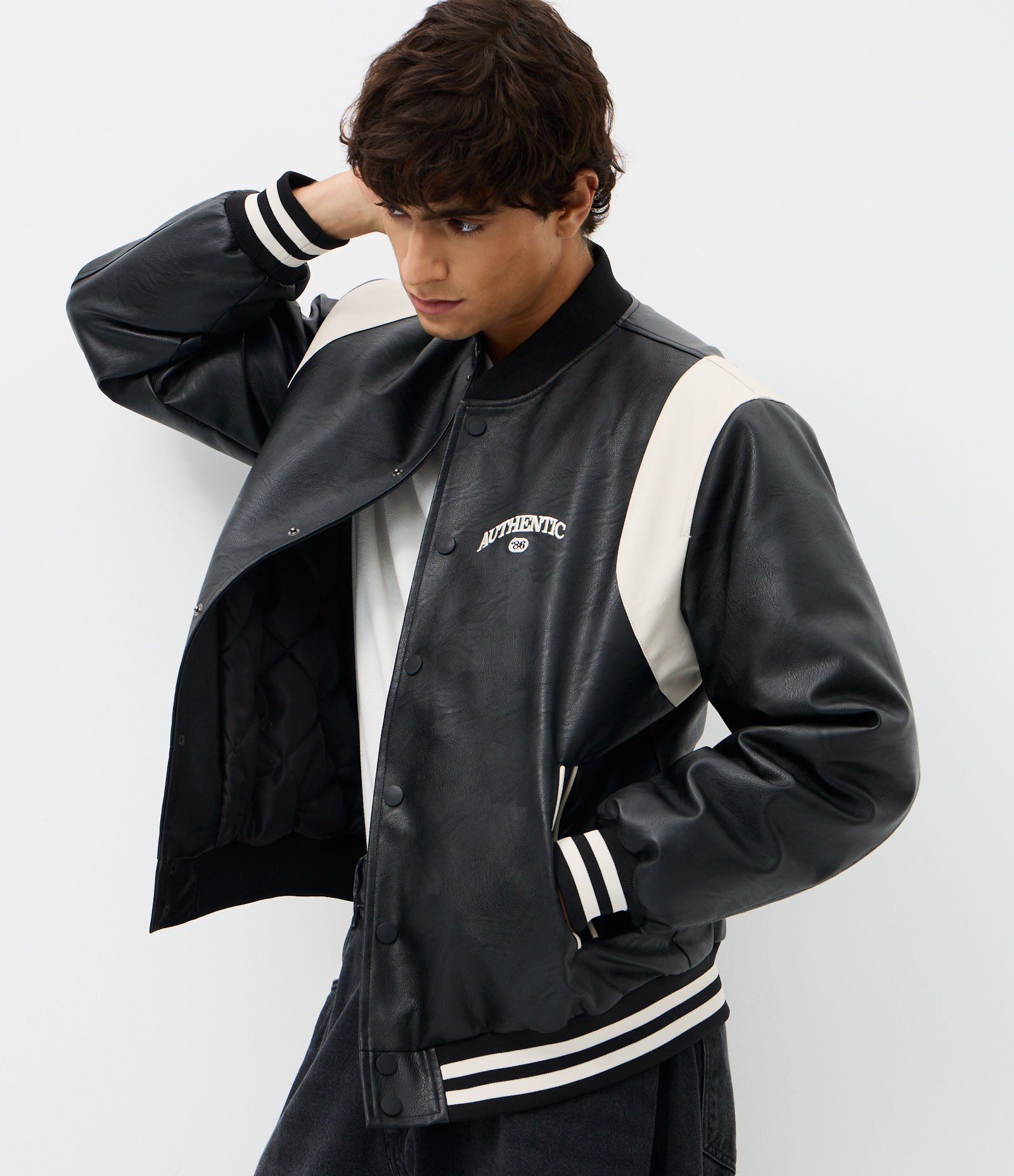 Jaqueta Bomber em PU com Recortes e Bordado na Frente e Costas Preto 1