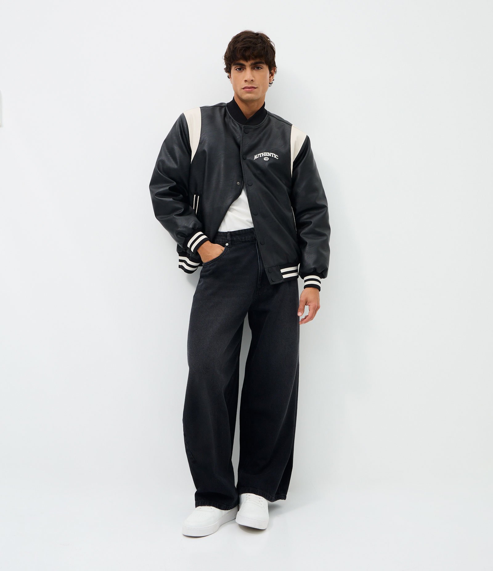 Jaqueta Bomber em PU com Recortes e Bordado na Frente e Costas Preto 2