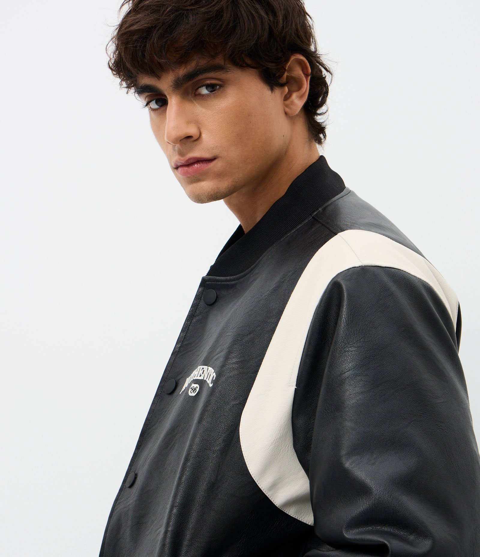 Jaqueta Bomber em PU com Recortes e Bordado na Frente e Costas Preto 3