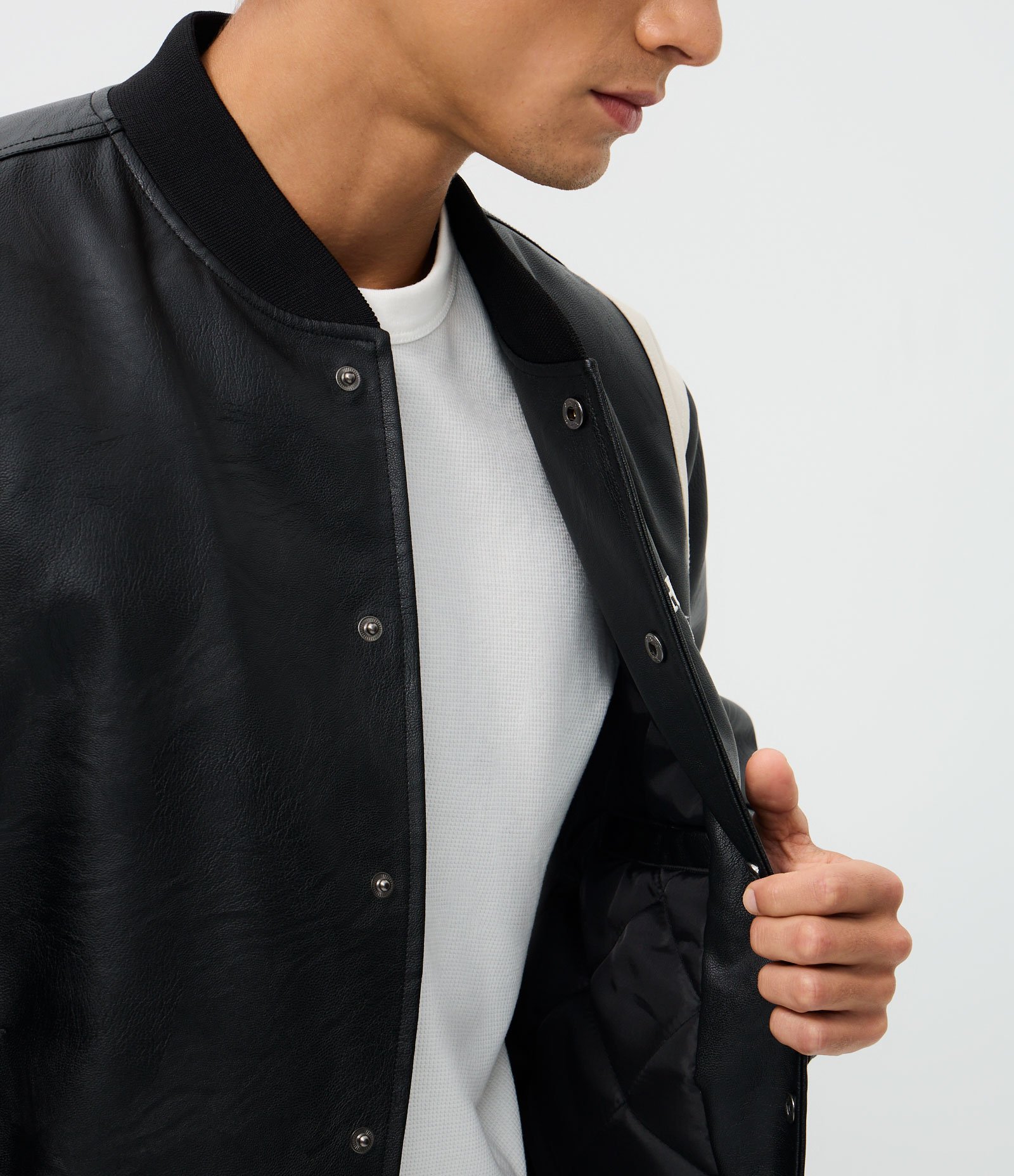 Jaqueta Bomber em PU com Recortes e Bordado na Frente e Costas Preto 4