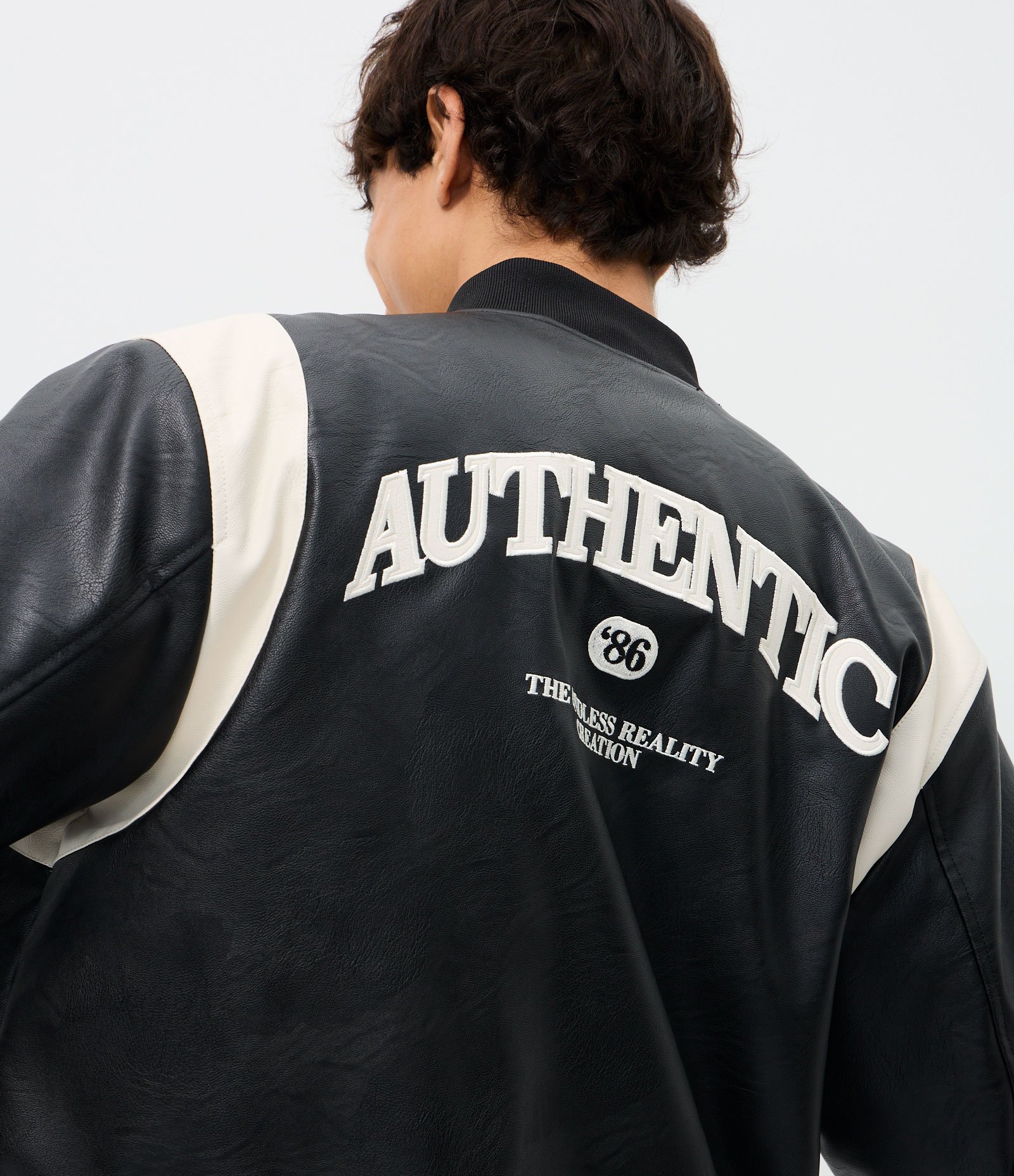 Jaqueta Bomber em PU com Recortes e Bordado na Frente e Costas Preto 5