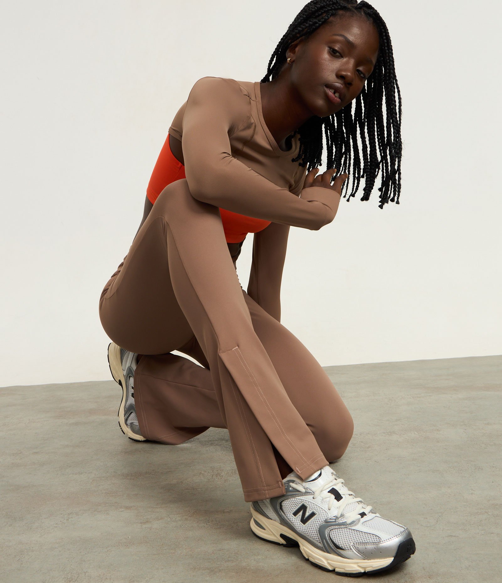 Calça Legging Flare Esportiva em Microfibra com Fenda Marrom 1