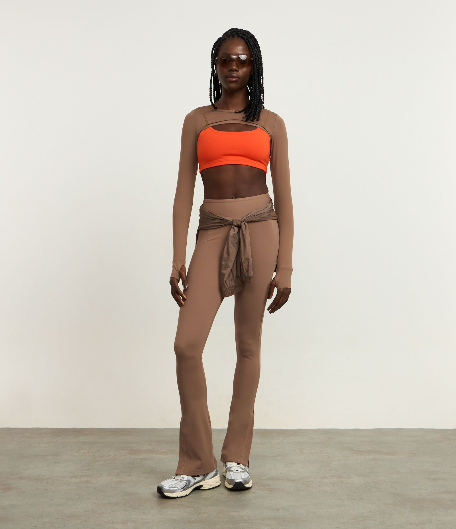 Calça Legging Flare Esportiva em Microfibra com Fenda Marrom 2