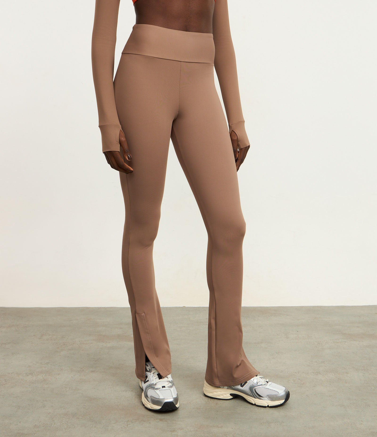 Calça Legging Flare Esportiva em Microfibra com Fenda Marrom 3