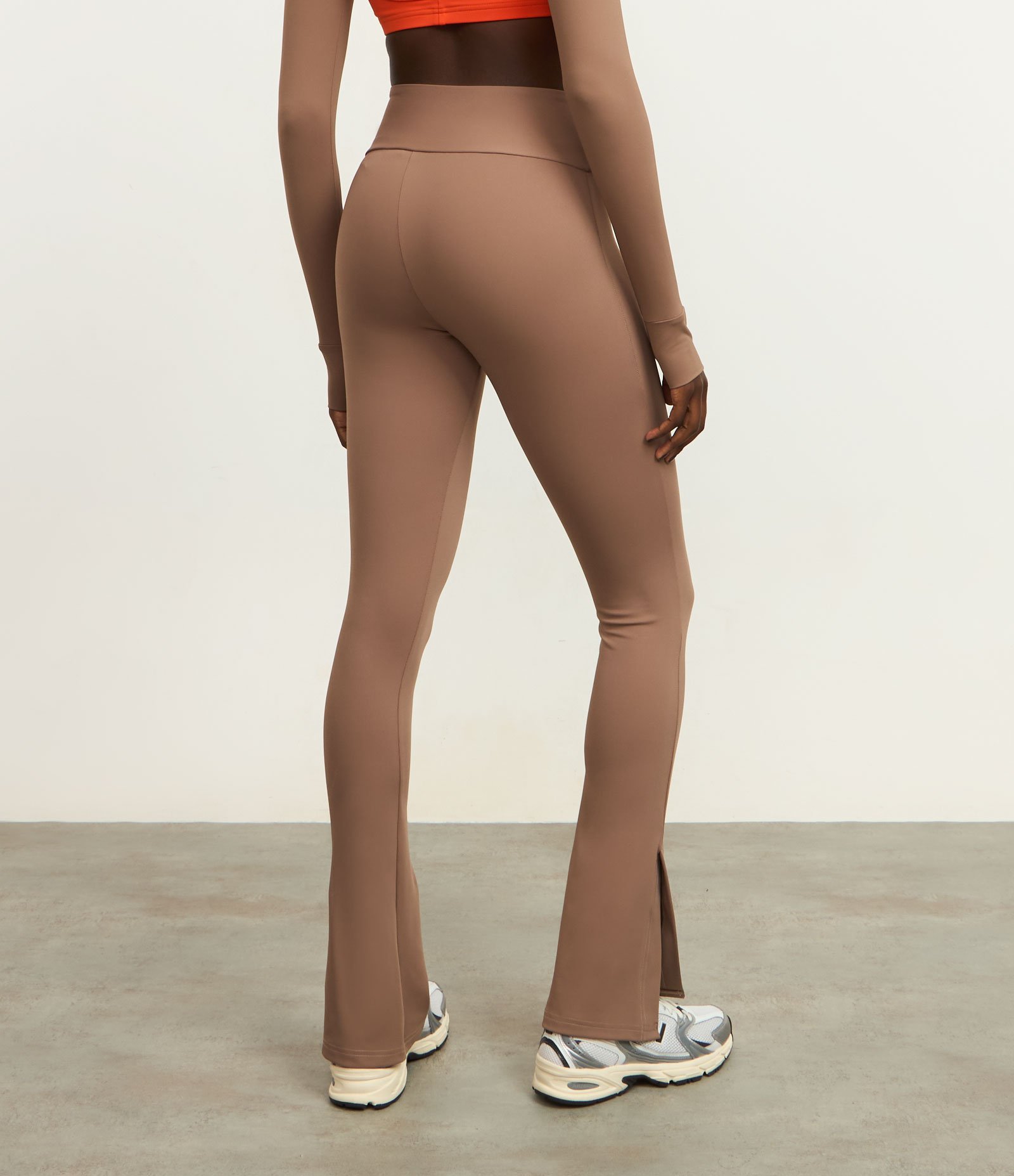 Calça Legging Flare Esportiva em Microfibra com Fenda Marrom 4