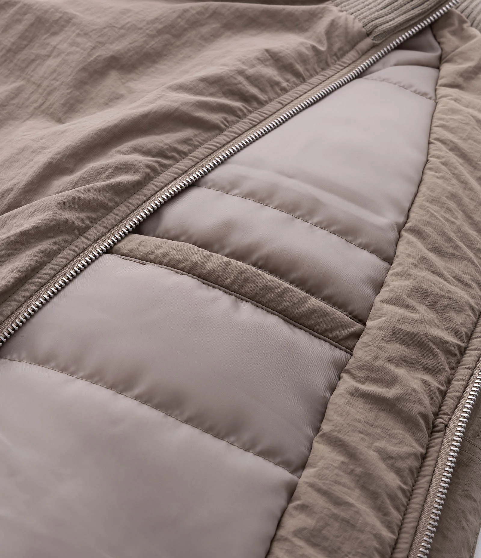 Jaqueta Bomber em Poliamida com Bolsos Bege 7