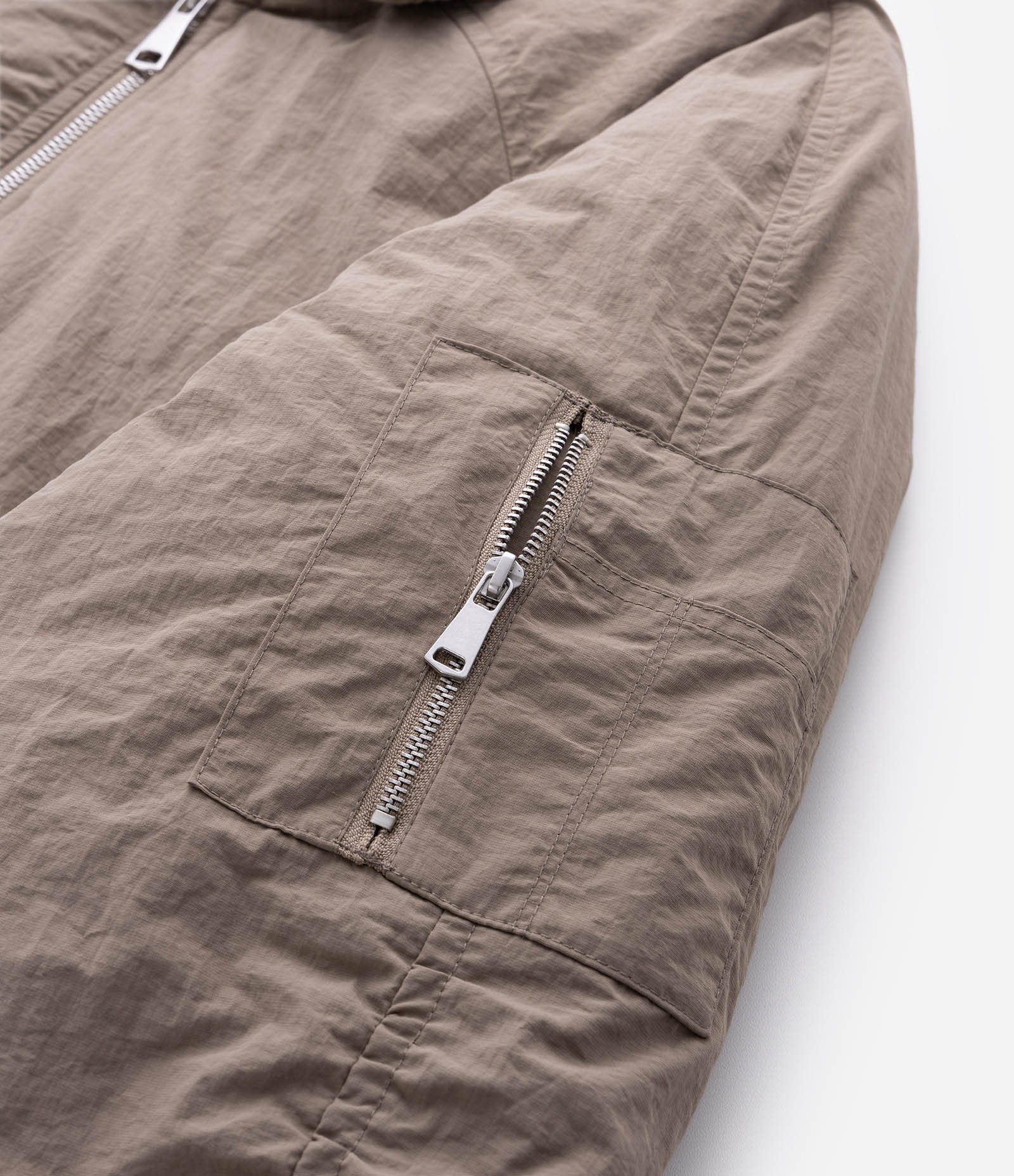 Jaqueta Bomber em Poliamida com Bolsos Bege 10