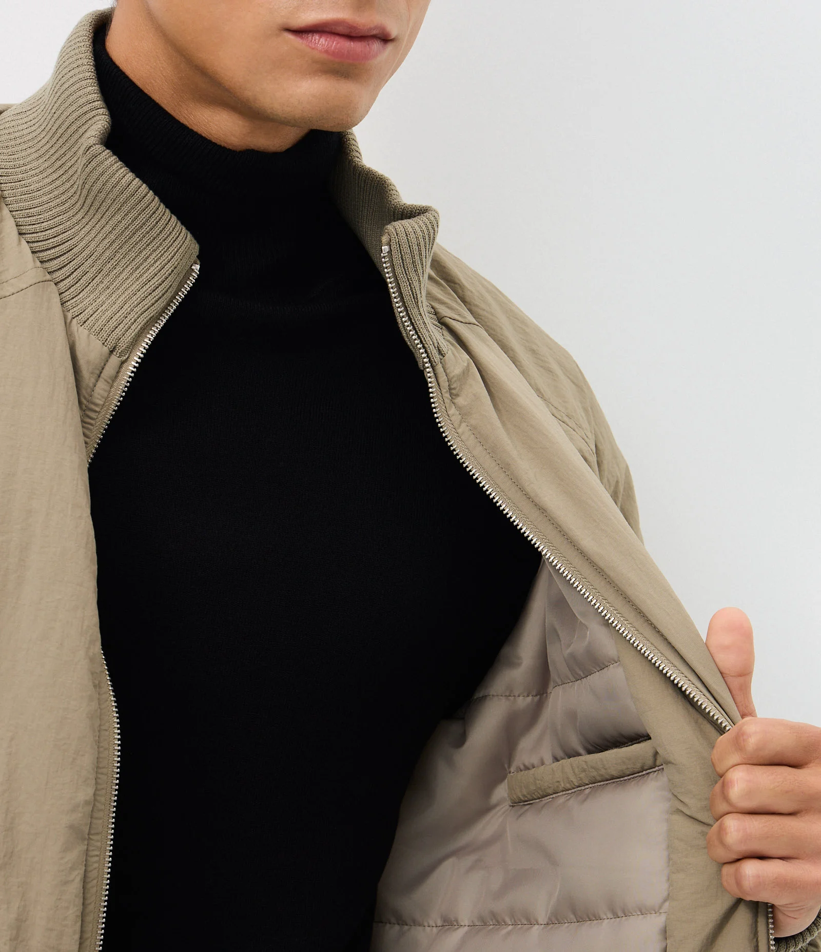 Jaqueta Bomber em Poliamida com Bolsos Bege 3