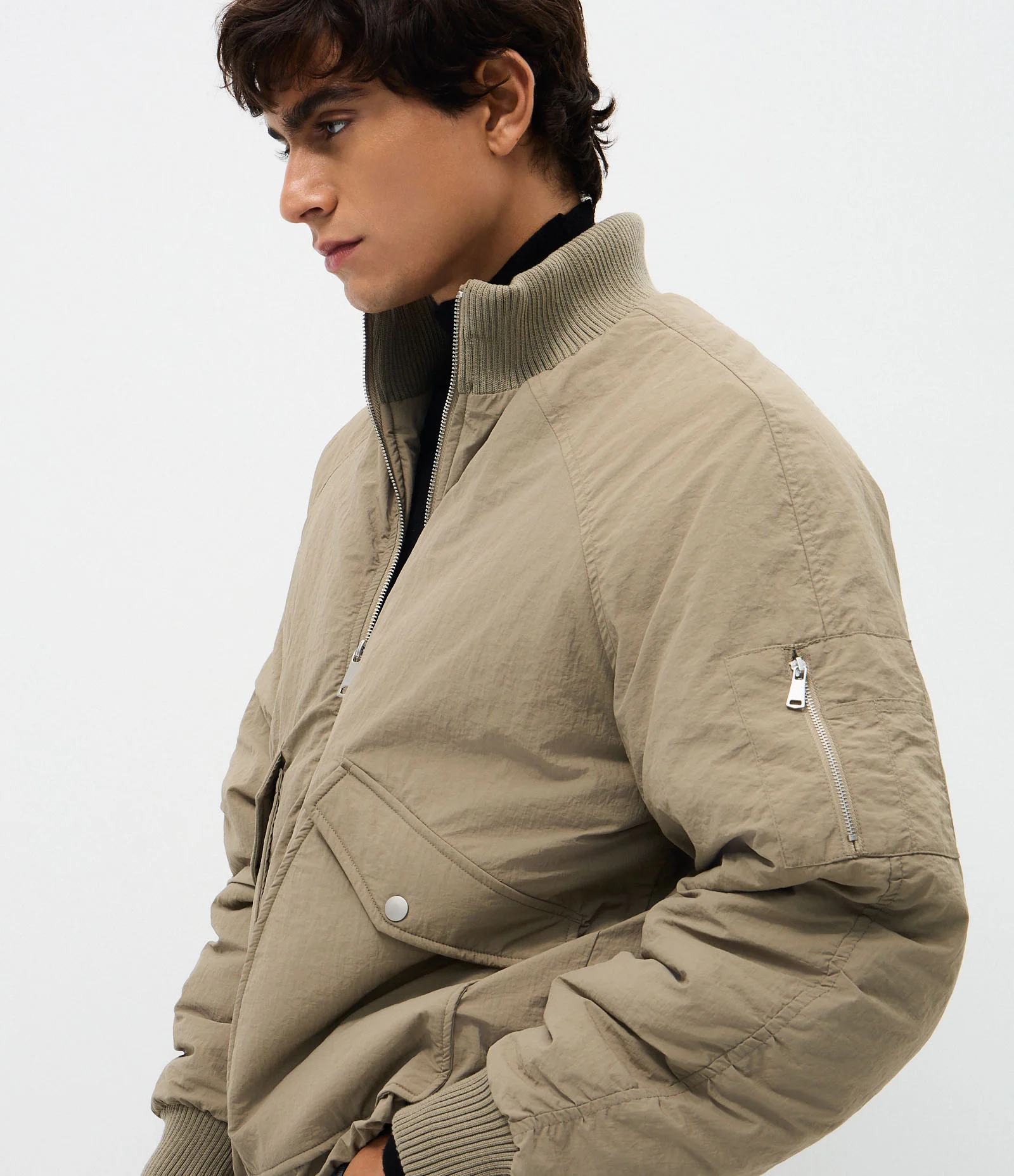 Jaqueta Bomber em Poliamida com Bolsos Bege 4