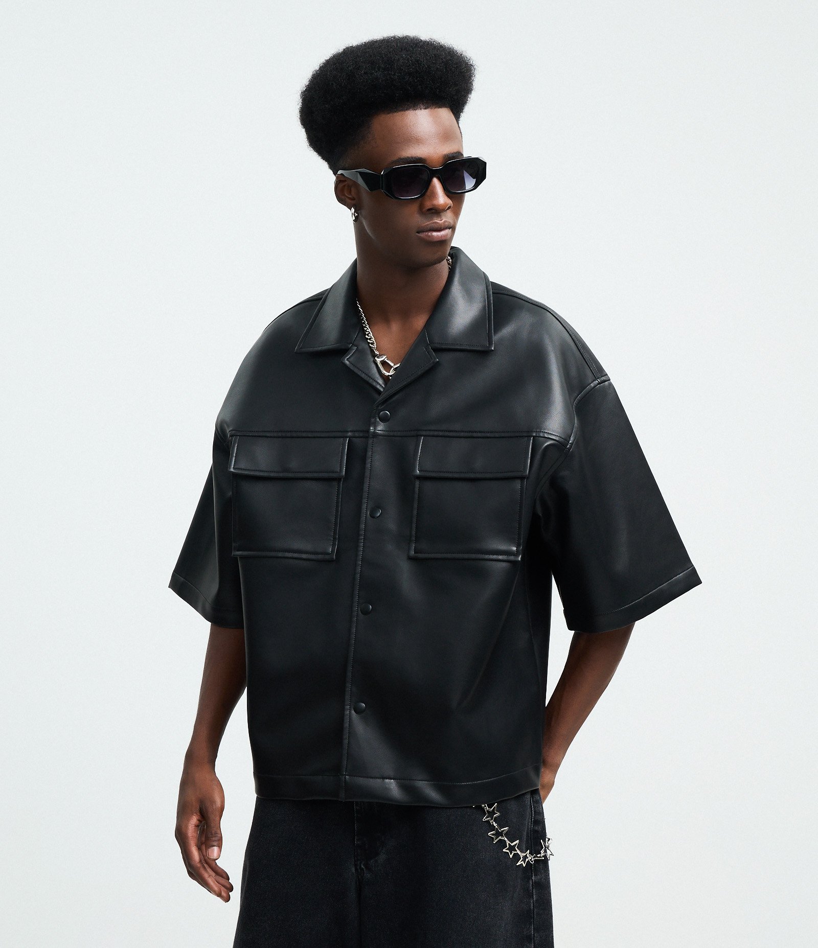 Camisa Manga Curta em PU com Bolsos Frontais Preto 1