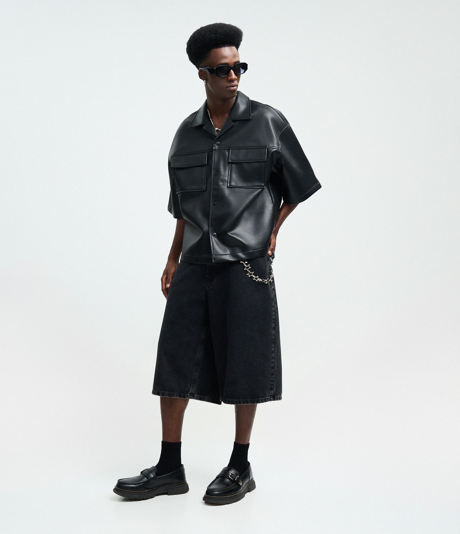 Camisa Manga Curta em PU com Bolsos Frontais Preto 2