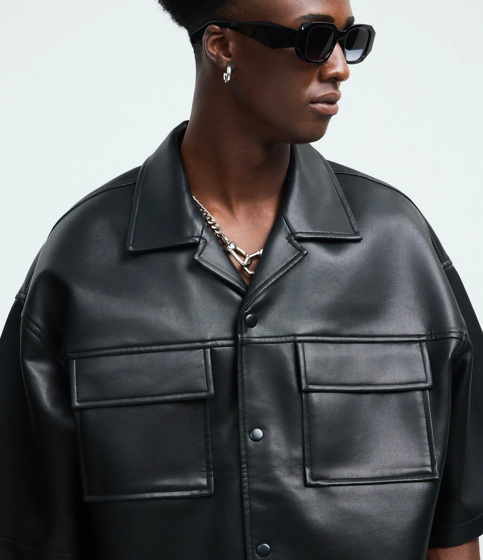 Camisa Manga Curta em PU com Bolsos Frontais Preto 3