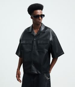 Camisa Manga Curta em PU com Bolsos Frontais