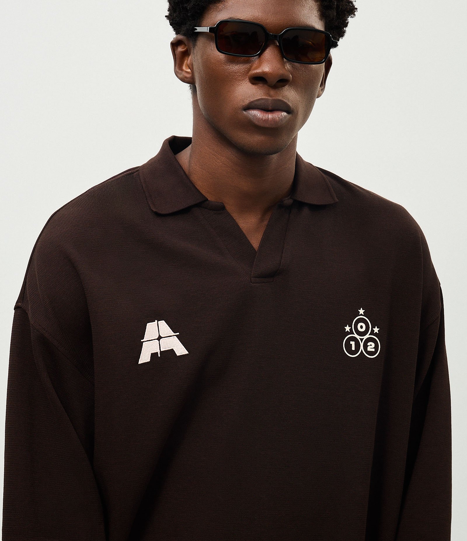 Camiseta Manga Longa Gola Polo Texturizada com Ícone no Peito Marrom 1