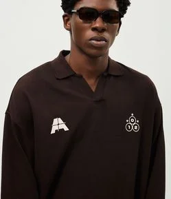 Camiseta Manga Longa Gola Polo Texturizada com Ícone no Peito