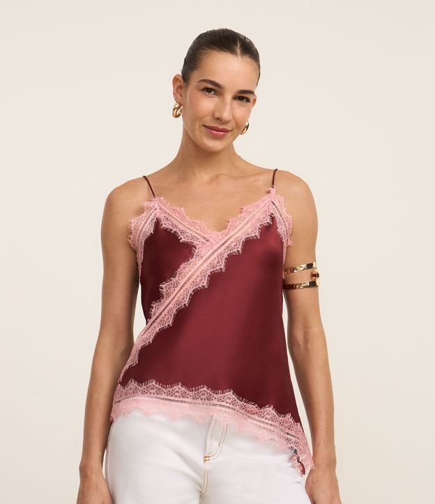 Blusa Alongada em Cetim com Alças Finas e Renda