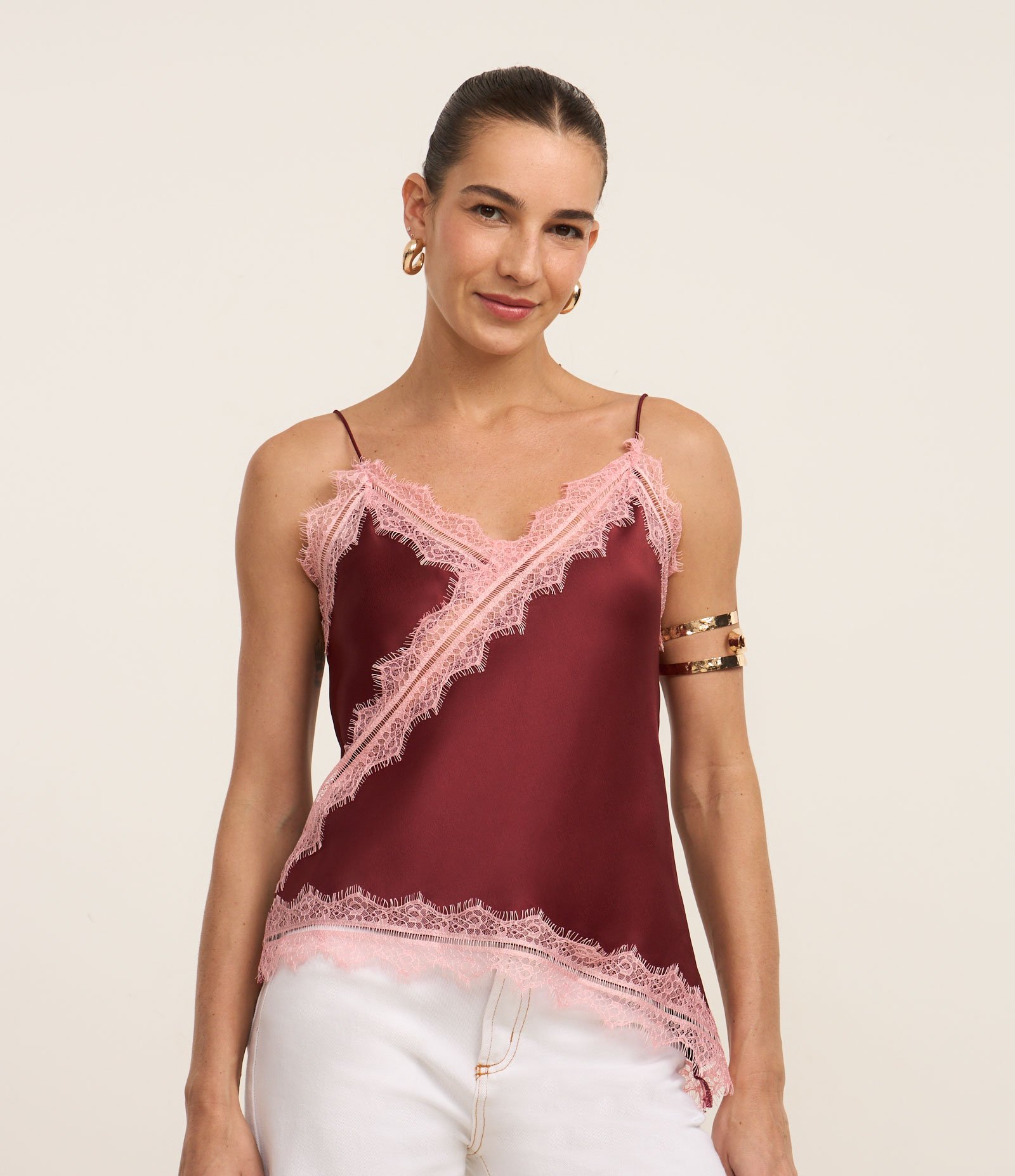 Blusa Alongada em Cetim com Alças Finas e Renda Bordô 1