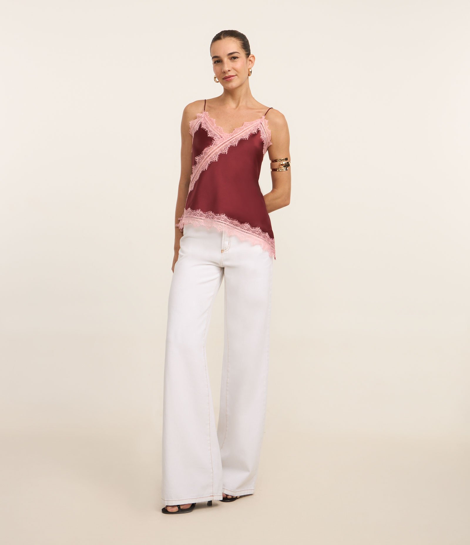 Blusa Alongada em Cetim com Alças Finas e Renda Bordô 2