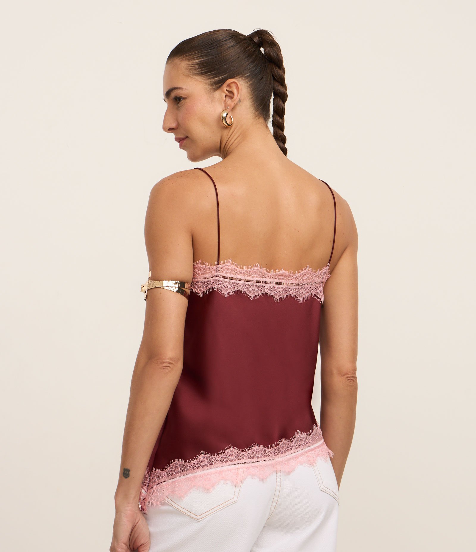 Blusa Alongada em Cetim com Alças Finas e Renda Bordô 4