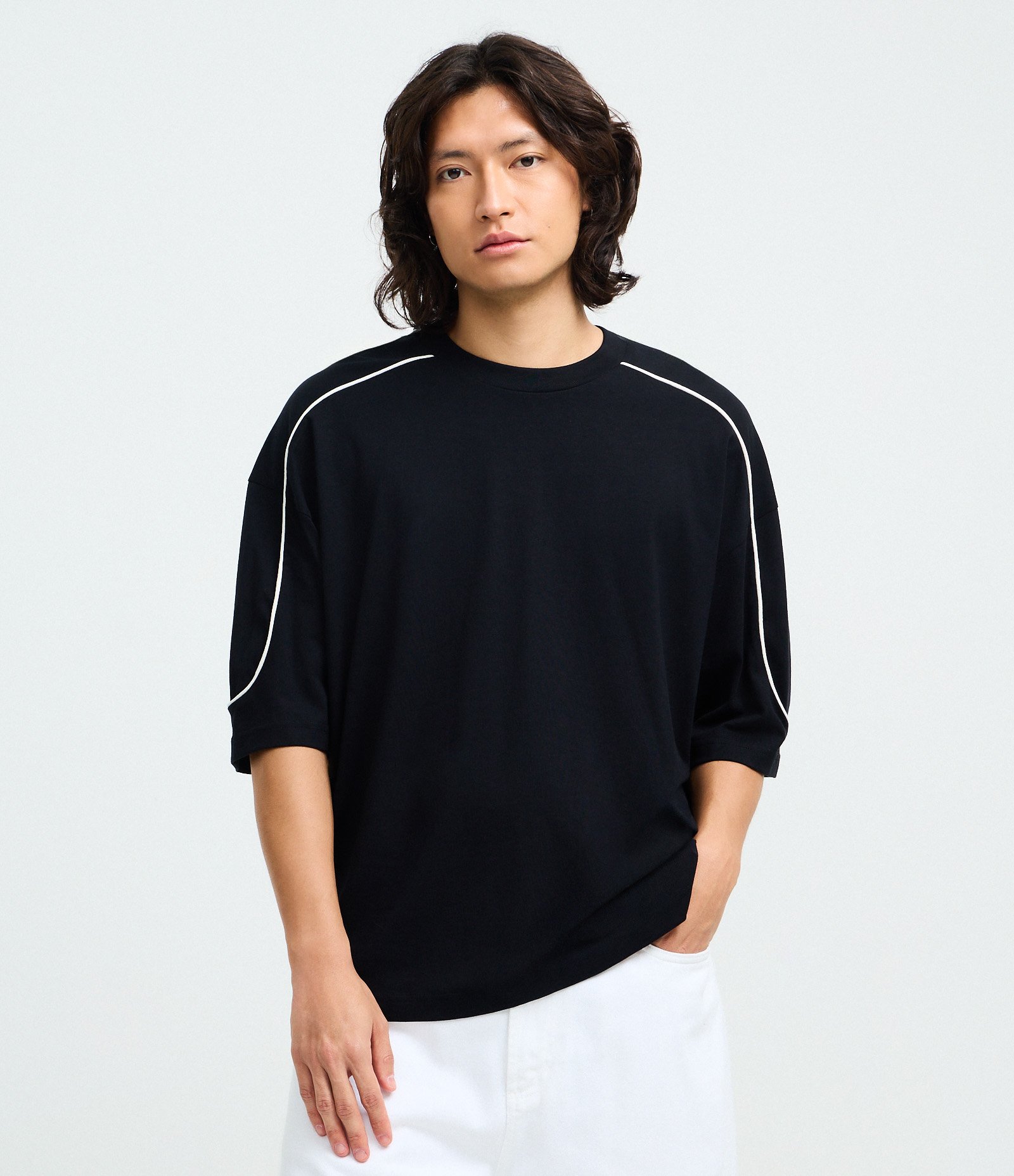 Camiseta Manga Curta em Algodão com Listra Contrastante no Ombro Preto 1