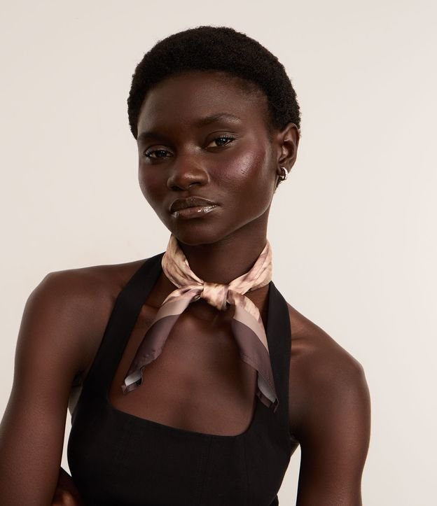 Lenço Quadrado em Cetim com Estampa Animal Print Cobra