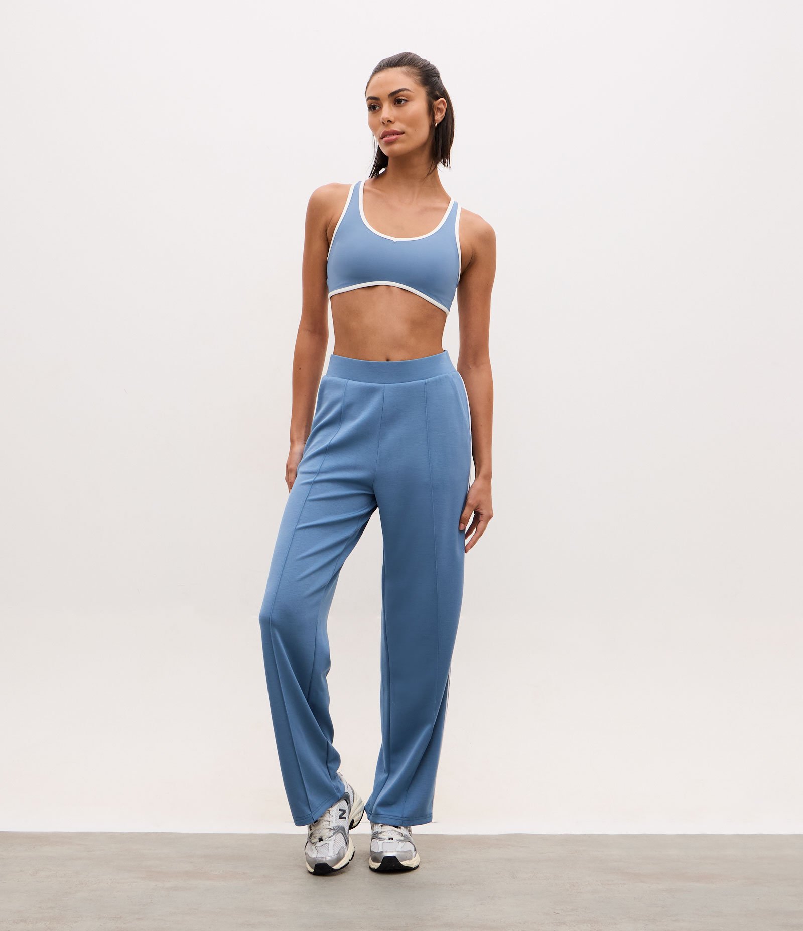 Calça Reta Esportiva em Modal com Cós em Ribana e Friso Contrastante Azul 1