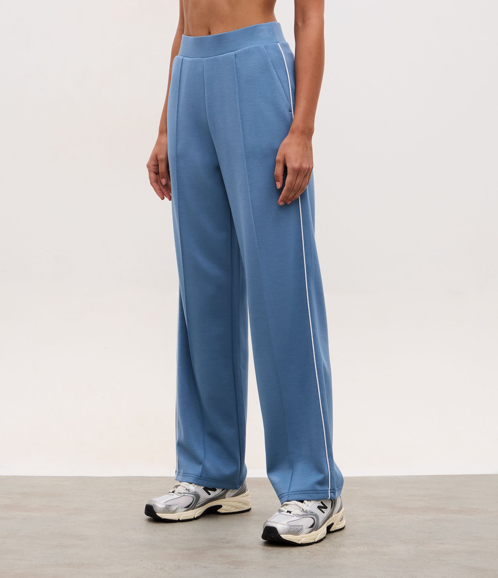 Calça Reta Esportiva em Modal com Cós em Ribana e Friso Contrastante Azul 2