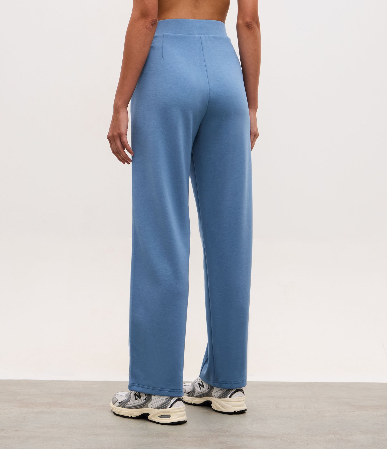 Calça Reta Esportiva em Modal com Cós em Ribana e Friso Contrastante Azul 4