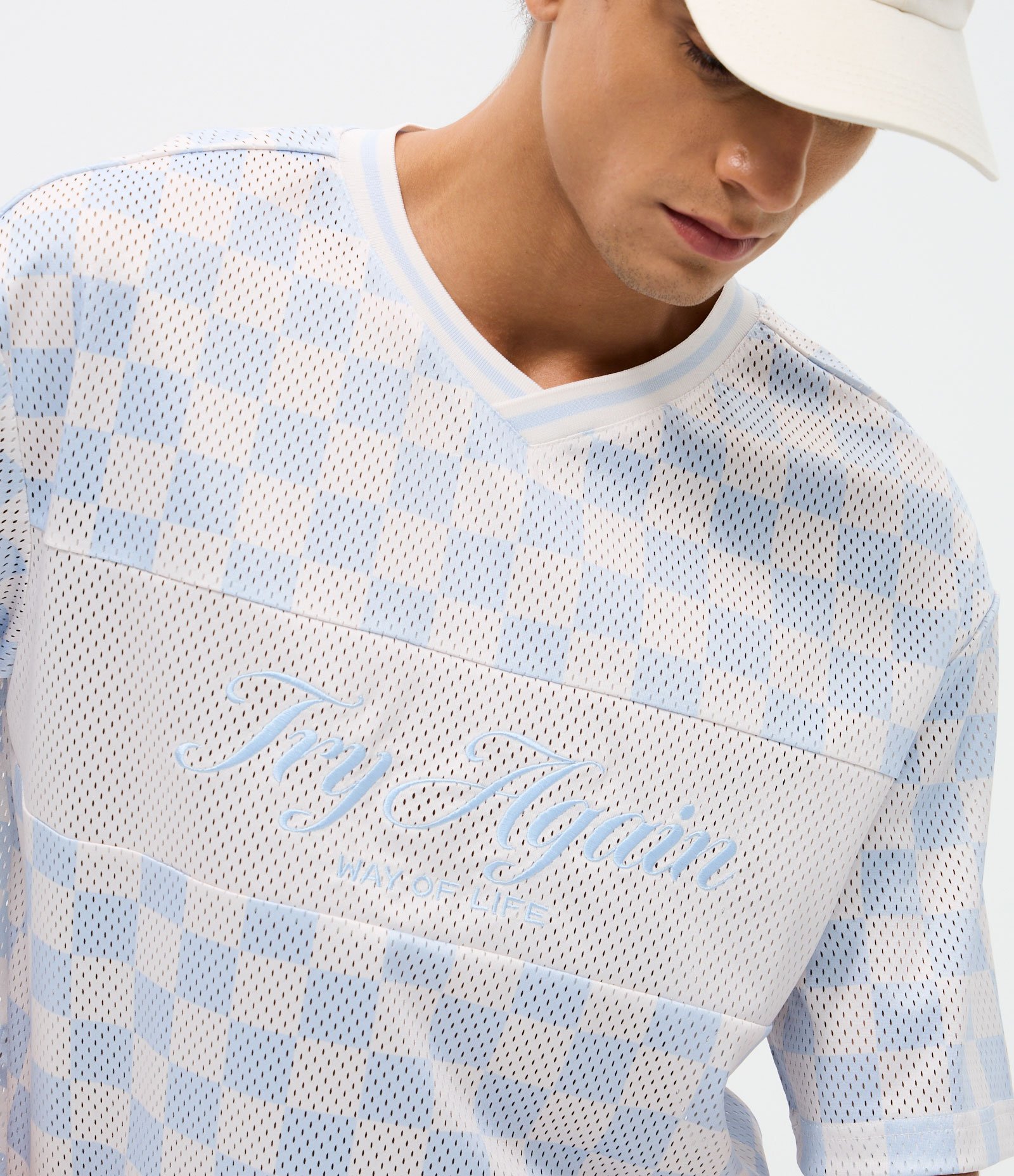 Camiseta Boxy Cropped em Mesh Quadriculado com Lettering Bordado Azul 4