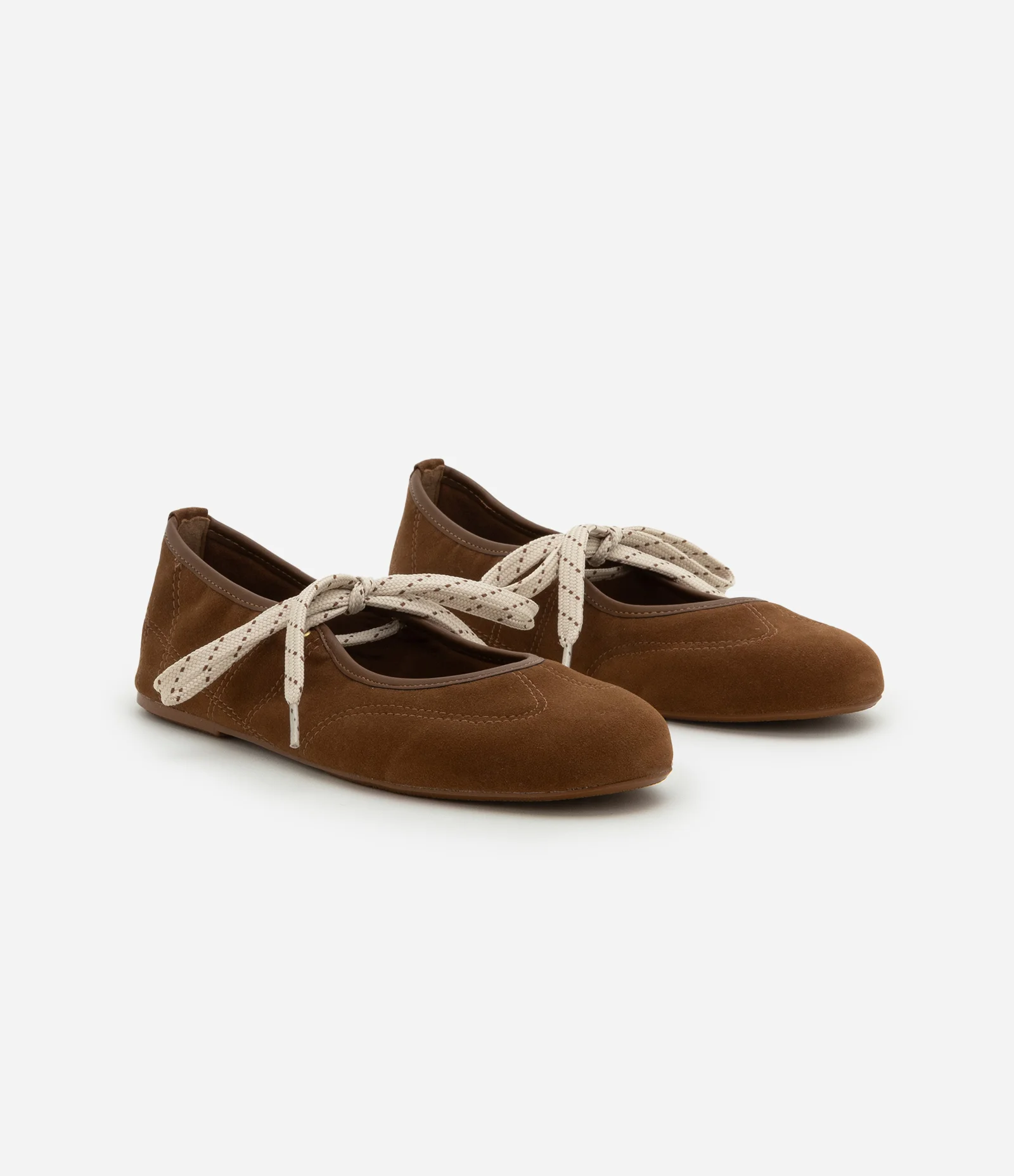 Tênis Chuteira com Detalhes Contrastantes e Cadarço Marrom 2