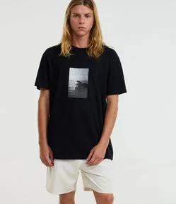 Camiseta Comfort em Meia Malha com Estampa Photoprint Praia