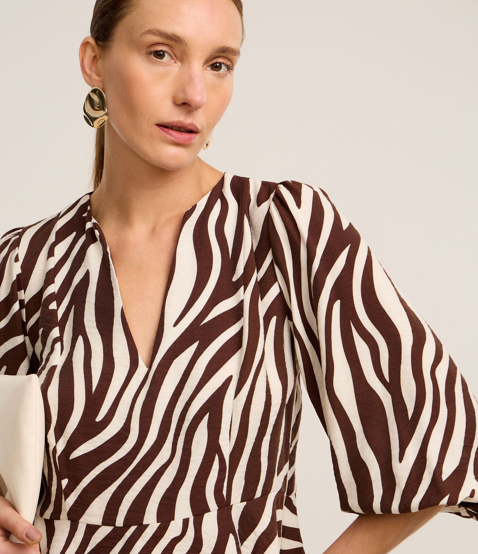 Blusa em Crepe com Manga Bufante e Estampa Zebra Marrom 1