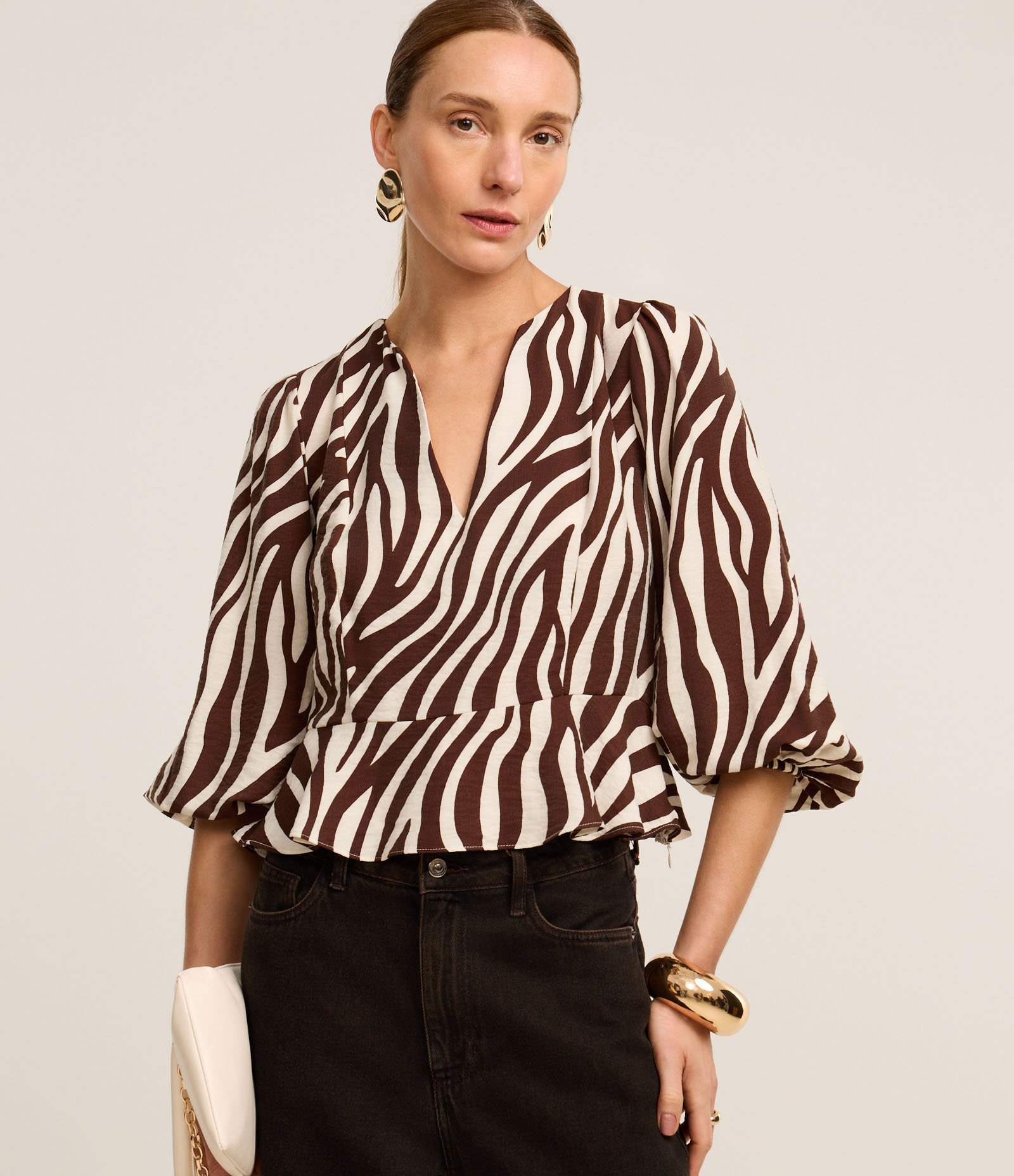 Blusa em Crepe com Manga Bufante e Estampa Zebra Marrom 2