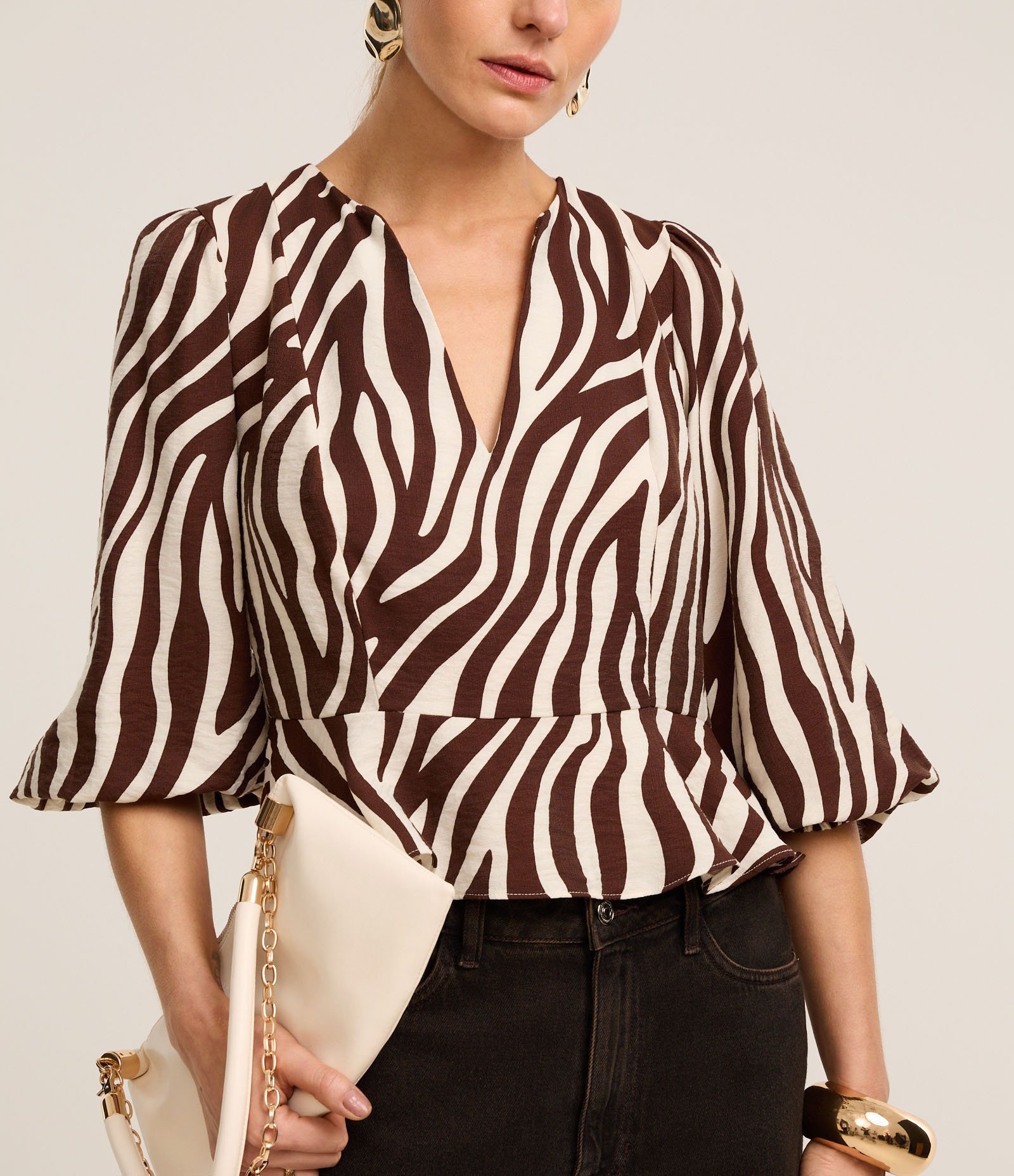 Blusa em Crepe com Manga Bufante e Estampa Zebra Marrom 4
